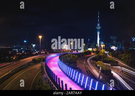 Skyline Foto von Auckland. Das Foto wurde bei Sonnenuntergang über der Bucht in Neuseeland aufgenommen. Stockfoto