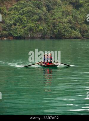 Vietnamesische Asien-Ruderin in Coracle, Lan ha Bay, Vietnam, Asien Stockfoto