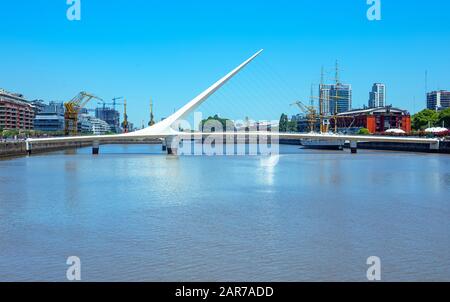 Buenos Aires, Argentinien - 19. Januar 2018: Puerto Madeito (Hafen von Madeiro), Puente de la Mujer (Frauenbrücke) ein drehbarer Fuß, der von Calatrava überbrückt wird Stockfoto
