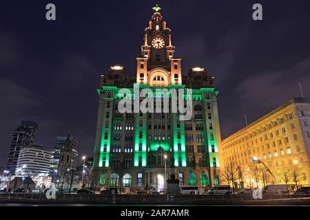 Das Royal Lever Building in Liverpool leuchtete mit den Farben Gold und Grün zur Unterstützung Australiens inmitten der tragischen Waldbrände. Stockfoto