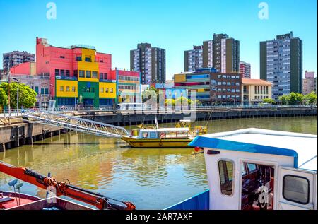 Buenos Aires, Argentinien - 19. Januar 2018: Stadtteil La Boca, bunte Gebäude in der AV. Don Pedro Meer Stockfoto