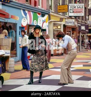 London 1970, Fotografin, die mit weiblichem Modelmodell fotografiert, Carnaby Street, Soho, England, Großbritannien, GB, Großbritannien, Stockfoto