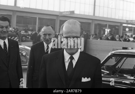 Eröffnung der 58. RAI-Ausstellung von Personenkraftwagen von Minister Schut NR. 14: Minister schut (mit Brille) Datum: 13. Februar 1969 Ort: Amsterdam, Noord-Holland Schlüsselwörter: Eröffnungen, Minister Stockfoto