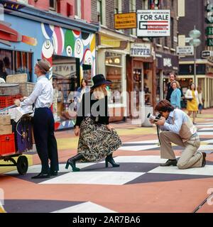 London 1970, Fotografin, die mit weiblichem Modelmodell fotografiert, Carnaby Street, Soho, England, Großbritannien, GB, Großbritannien, Stockfoto