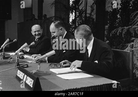 Eröffnung des NATO-Treffens in Ridderzaal in den Haag, Minister Luns während der Eröffnungsrede, Left Dean Rusk, Right Stikker Datum: 12. Mai 1964 Ort: Den Haag, Zuid-Holland Schlüsselwörter: Eröffnungen, Treffen, Gründe persönlicher Name: LUNs, J.A.M.S. H., Luns, Joseph, Rusk, Dean Institution Name: NATO, Knight Hall Stockfoto