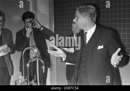 Eröffnung des neuen Gebäudes der medizinischen Fakultät Vrije Universiteit Amsterdam durch Minister Veringa im Gespräch mit Studenten Datum: 13. Februar 1969 Standort: Amsterdam, Noord-Holland Schlüsselwörter: Minister, Eröffnungen, Universitäten persönlicher Name: Veringa, Gerard Stockfoto