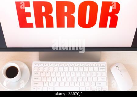 Computermonitor mit dem Text "Fehler", der Tastatur, Maus und Kaffee angezeigt wird. Konzeptsystemfehler, Alarm Stockfoto