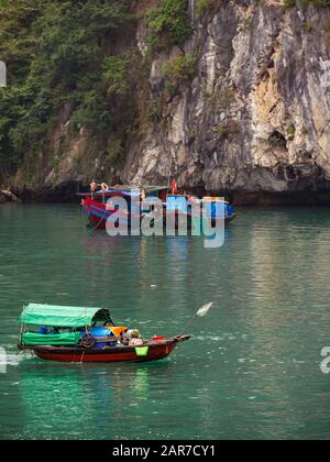 Traditionelle Fischerboote mit Kalkfelskarstklippe, Halong Bay, Vietnam, Asien Stockfoto