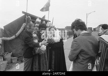 Aufführung von Ilse Werner und Elaine Delmar aus Treslong für den KRO. Ilse Werner und Elaine Delmar Datum: 7. April 1961 Personenname: Elaine Delmar, Ilse Werner Institutionenname: Kro, Treslong Stockfoto