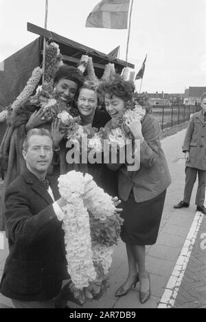 Aufführung von Ilse Werner und Elaine Delmar aus Treslong für den KRO. Ilse Werner und Elaine Delmar Datum: 7. April 1961 Personenname: Elaine Delmar, Ilse Werner Institutionenname: Kro, Treslong Stockfoto