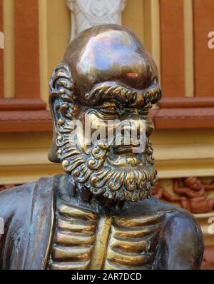 Bronzestatue, möglicherweise eine chinesische Gott- oder Guardain-Figur vor dem buddhistischen Tempel von Gangaramaya in Colombo, Sri Lanka Stockfoto