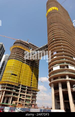 ITC One Hotel im Bau in Colombo, Sri Lanka. Ein 224 Meter hoher Wohn-Luxus-Wohnturm, der durch eine 54 Meter lange Brücke mit einem 140 Meter hohen Metro verbunden ist Stockfoto