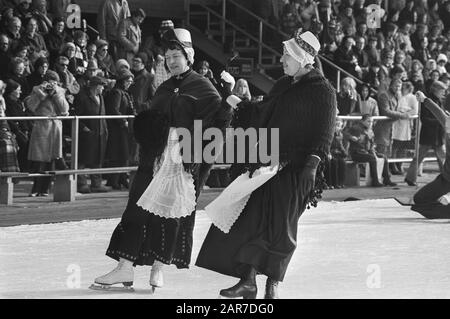 Alte holländische Eisfolklore auf Kunsteisbahn Alkmaar; Reinigung in traditioneller Tracht Datum: 6. März 1976 Ort: Alkmaar, Noord-Holland Schlüsselwörter: Schnee, Folklore, Eis, traditionelles Kostüm Stockfoto