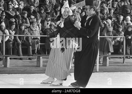 Alte holländische Eisfolklore auf Kunsteisbahn Alkmaar; Reinigung in traditioneller Tracht Datum: 6. März 1976 Ort: Alkmaar, Noord-Holland Schlüsselwörter: Schnee, Folklore, Eis, traditionelles Kostüm Stockfoto