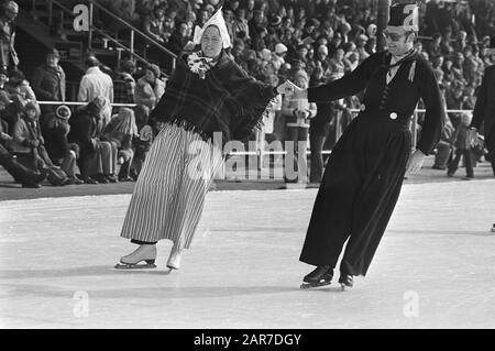 Alte holländische Eisfolklore auf Kunsteisbahn Alkmaar; Reinigung in traditioneller Tracht Datum: 6. März 1976 Ort: Alkmaar, Noord-Holland Schlüsselwörter: Schnee, Folklore, Eis, traditionelles Kostüm Stockfoto