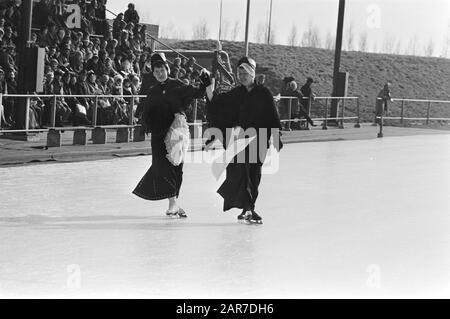 Alte holländische Eisfolklore auf Kunsteisbahn Alkmaar; Reinigung in traditioneller Tracht Datum: 6. März 1976 Ort: Alkmaar, Noord-Holland Schlüsselwörter: Schnee, Folklore, Eis, traditionelles Kostüm Stockfoto