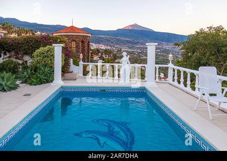 Blick auf den Berg tiede von der Villa Balkon und Schwimmbad Orotava Valley kanarische Inseln spanien Stockfoto