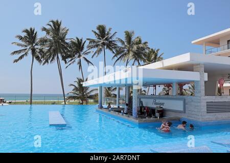 Hotelpool RIU Sri Lanka und Bar Flamingos, Ahungalla, Sri Lanka Stockfoto