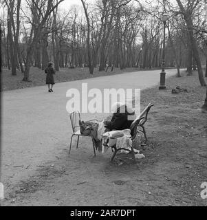 Pariser Bilder [Das Straßenleben von Paris] Ältere Frau auf einer Bank im Park Datum: 1965 Ort: Frankreich, Paris Schlüsselwörter: Obdachlose, ältere Menschen, Parks, Straßenplastiken, Straßenmöbel: Poll, Willem van de Stockfoto