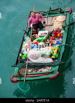 Vietnamesische Asien-Frau verkauft Waren aus Kleinboot für Touristen, Halong Bay, Vietnam, Asien Stockfoto