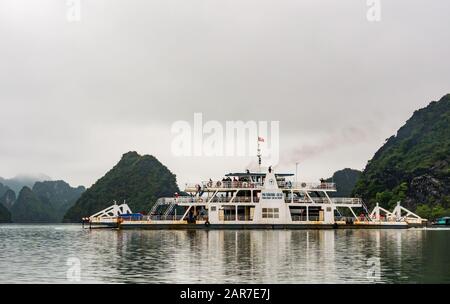 Auto- und Personenfähre zur Insel Cat Ba bei nebelhaftem Wetter mit Kalksteinkarstfelsen, Halong Bay, Vietnam, Asien Stockfoto