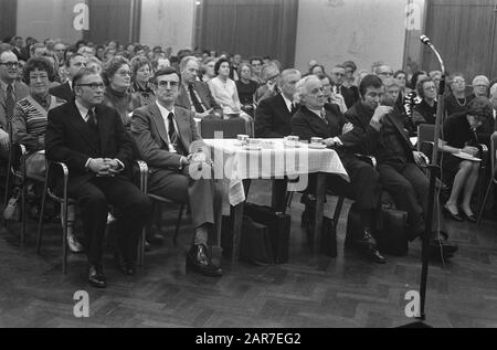 Treffen der niederländischen Bachelor-Gewerkschaft in Krasnapolsky Überblick über den Raum Datum: 19. Januar 1974 Ort: Amsterdam, Noord-Holland Schlüsselwörter: Tagungen Name Der Institution: Krasnapolsky Stockfoto