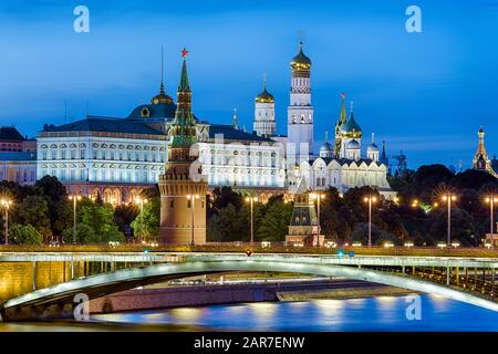 Moskauer Kreml am Sommerabend, Russland. Es ist eine der beliebtesten Touristenattraktionen Moskaus. Schöner Blick auf den Moskauer Kreml und die alte Brücke über Moskva Ri Stockfoto