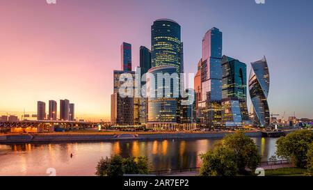 Panorama von Moskau mit Wolkenkratzern von Moskau-Stadt bei Sonnenuntergang, Russland. Moskau-City ist ein Geschäftsviertel am Ufer der Moskwa. Stadtbild Stockfoto