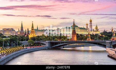 Moskauer Kreml am Moskwa-Fluss, Russland. Panorama der Moskauer Altstadt bei Sonnenuntergang. Schöner Blick auf den alten Moskauer Kreml am Sommerabend. Wunderschönes ci Stockfoto