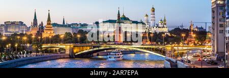 Moskauer Kreml in der Nacht, Russland. Panoramablick auf die Moskauer Innenstadt im Sommer. Moskaus Stadtbild mit Moskwa am Abend. Panorama von Old Mo Stockfoto