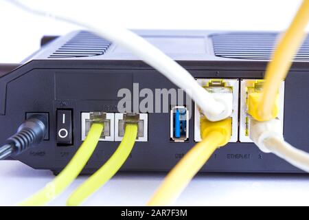 Modem adsl- und ethernet-kabel-Verbindung Stockfoto