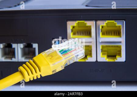 Ethernet-Kabel und Router auf der Rückseite. Internetsicherheitskonzept. Stockfoto