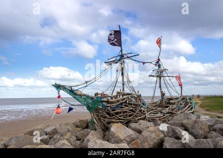 Piratenschiff "Grace Darling" aus Treibholz an Ufer bei Hoylake, Wirral gebaut Stockfoto