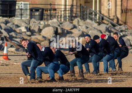 RNLI Crew nimmt am Tauziehen Wettbewerb gegen Mersey Divers, New Brighton, Wirral Teil Stockfoto