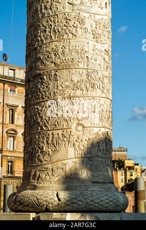 Detail der Trajanssäule in Rom, Italien. Die Säule ist vor allem für ihr spiralförmiges Flachrelief bekannt und gehört zu den interessantesten antiken Strukturen o Stockfoto