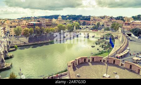 Luftpanorama von der Engelsburg aus im Sommer, Italien. ROM mit Tiber River im Sonnenlicht. Skyline von Rom. Wunderschönes Panorama-Panorama Stockfoto