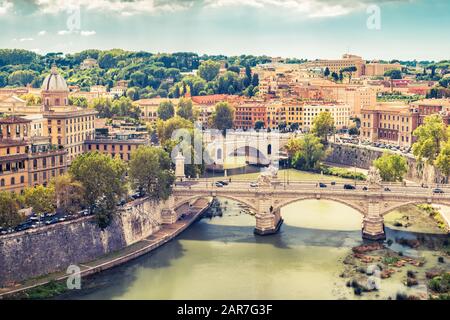 Luftpanorama von Rom im Sommer, Italien. Fluss Tiber mit Brücken in Rom an einem sonnigen Tag. Skyline von Rom. Wunderschönes Panorama-Panorama von Rom Stockfoto