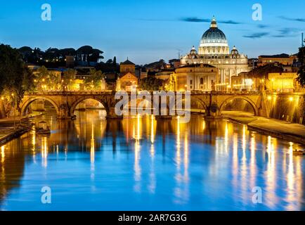 Blick auf den Petersdom und den Ponte Sant Angelo in Rom, Italien Stockfoto