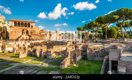 Panoramablick auf Trajans Forum im Sommer, Rom, Italien. Trajans Forum ist eine der wichtigsten Touristenattraktionen Roms. Alte römische Ruinen in der zentralen Rom Stockfoto