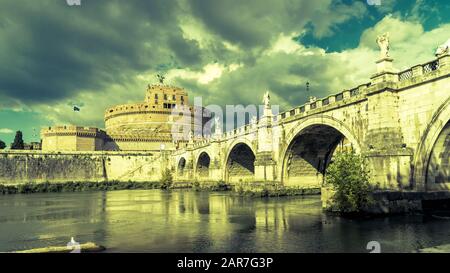 Engelsburg im Sommer, Rom, Italien. Brücke Sant'Angelo am Tiber. Panoramablick auf Castel und Ponte Sant'Angelo. Engelsburg a Stockfoto