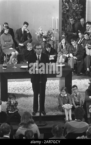 Pater Huub Oosterhuis, Studentenpastor des St. Ignatius College spricht in der Kapelle des St. Ignatius College, Amsterdam Datum: 2. März 1969 Ort: Amsterdam, Noord-Holland persönlicher Name: Oosterhuis, Huub Stockfoto