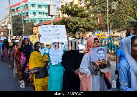 Frauen halten bei der Demonstration Plakate ab.Am Tag der Republik protestieren Menschen gegen CAA (Citizenship Amendment Act) und NRC (National Register of Citizen) in Kolkata. Stockfoto