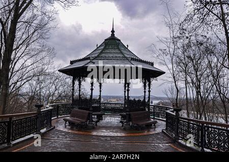 Dekorative Schmiedeeiserne Gartenlaube und Bank in einem Park in der Kiewer Stadt Ukraine in der Nähe des Flusses Dniper Stockfoto