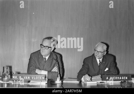 Pressekonferenz Bond van Nederlandse Margarinefabrikanten beauftragte Hollander und v.d. Meij mr. B. v. Vloten (links) und A. Pierhagen (forz.0/Datum: 14. Januar 1969 Schlagwörter: BONDEN, Pressekonferenzen Personenname: Von Meij Stockfoto