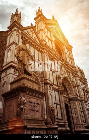 Basilika Santa Croce mit Denkmal für Dante, Florenz, Italien. Es ist eines der wichtigsten Wahrzeichen von Florenz. Schöner Blick auf die Fassade von Santa Croce Stockfoto