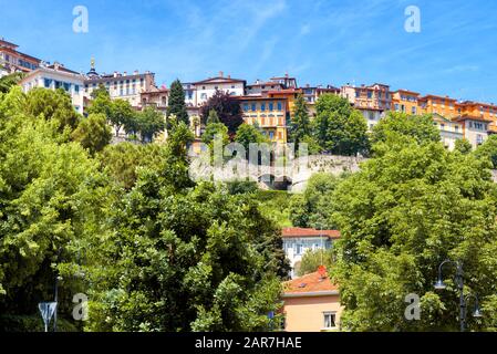 Panoramablick auf Citta Alta in Bergamo, Italien. Wunderschönes Panorama auf Die Altstadt oder die Oberstadt von Bergamo an einem sonnigen Tag. Alte Gebäude von Be Stockfoto