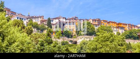 Panorama von Citta Alta, Bergamo, Italien. Schöner Blick auf Die Altstadt oder die Oberstadt von Bergamo am sonnigen Tag. Alte Gebäude von Bergamo auf einer hil Stockfoto