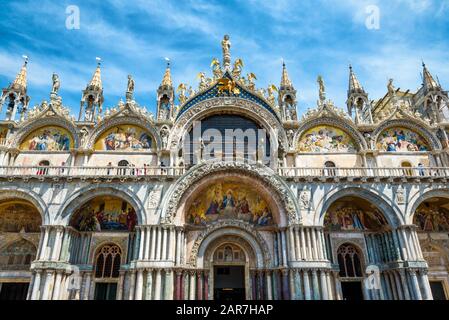 Markusbasilika in Venedig, Italien. Die Basilika di San Marco wurde im 12. Jahrhundert erbaut und ist die wichtigste Touristenattraktion Stockfoto