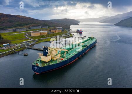 Luftbild des Finnart Ocean Terminal, betrieben von Petroinios am Loch Long, Argyll and Bute, Schottland, Großbritannien Stockfoto