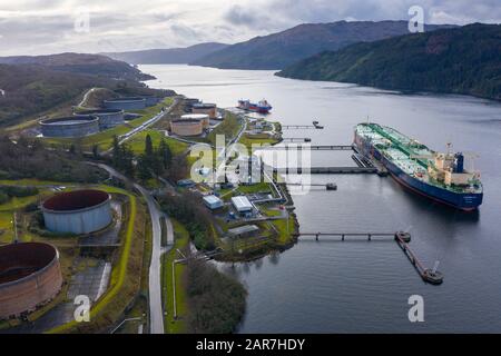 Luftbild des Finnart Ocean Terminal, betrieben von Petroinios am Loch Long, Argyll and Bute, Schottland, Großbritannien Stockfoto